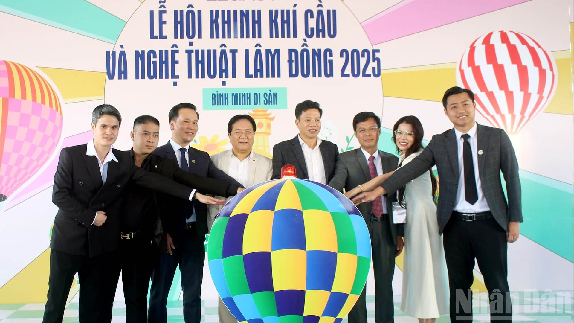 Lãnh đạo tỉnh Lâm Đồng và đại biểu thực hiện nghi thức khai hội. ndo_br_12.jpg