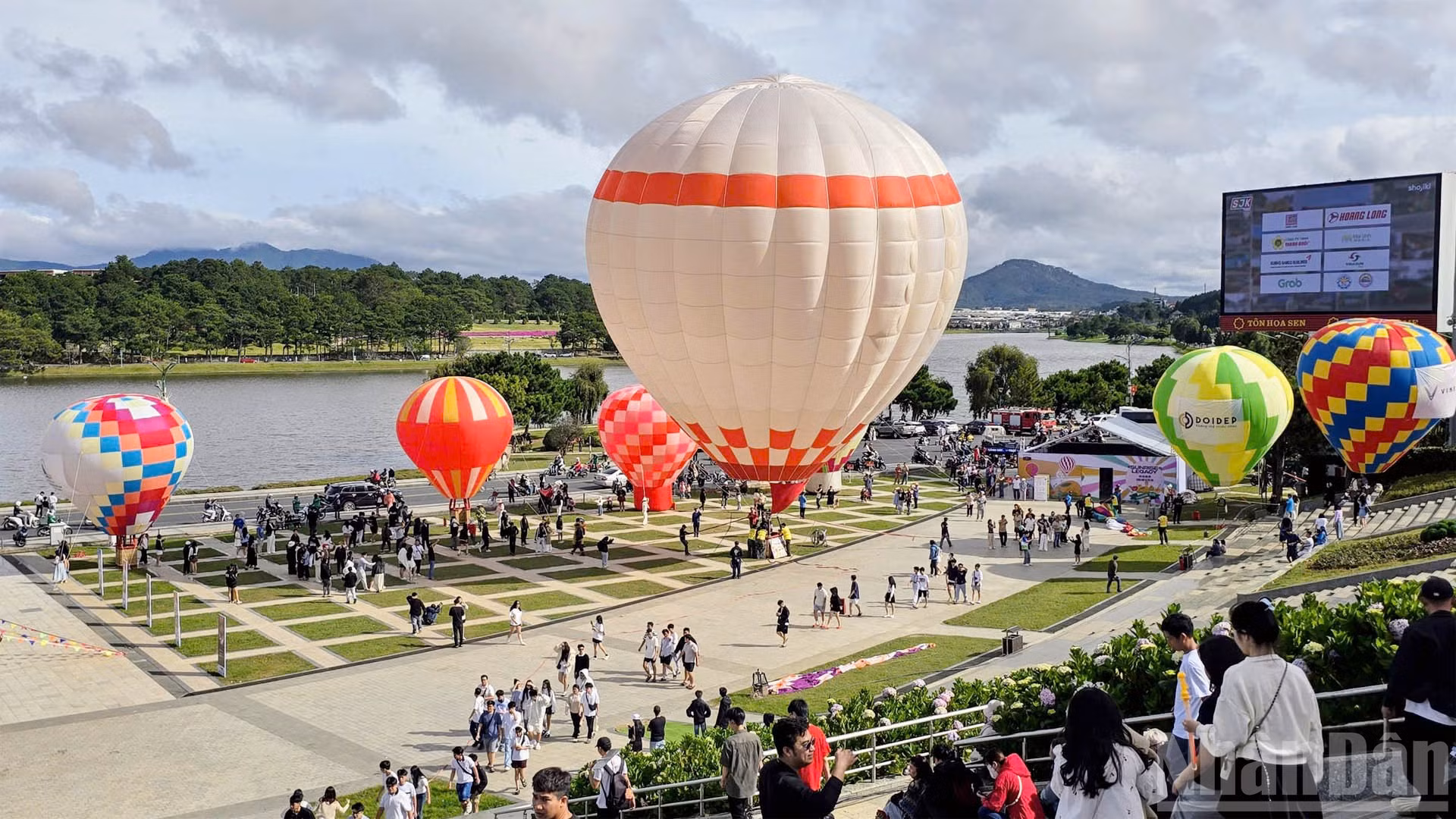 Lễ hội khinh khí cầu tại Quảng trường Lâm Viên-Đà Lạt thu hút đông đảo người dân địa phương và du khách.
