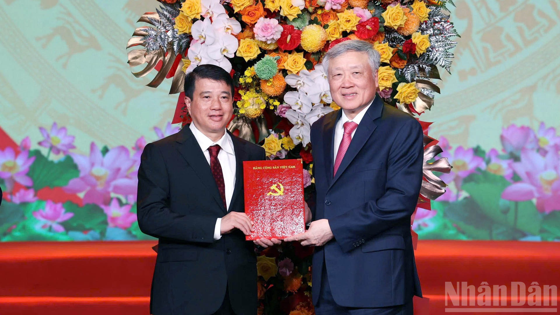 Đồng chí Nguyễn Hòa Bình trao quyết định cho đồng chí Y Thanh Hà Niê Kđăm, Ủy viên Trung ương Đảng, Bí thư Tỉnh ủy, Trưởng Đoàn đại biểu Quốc hội khóa XV tỉnh Lâm Đồng. ndo_br_ha.jpg