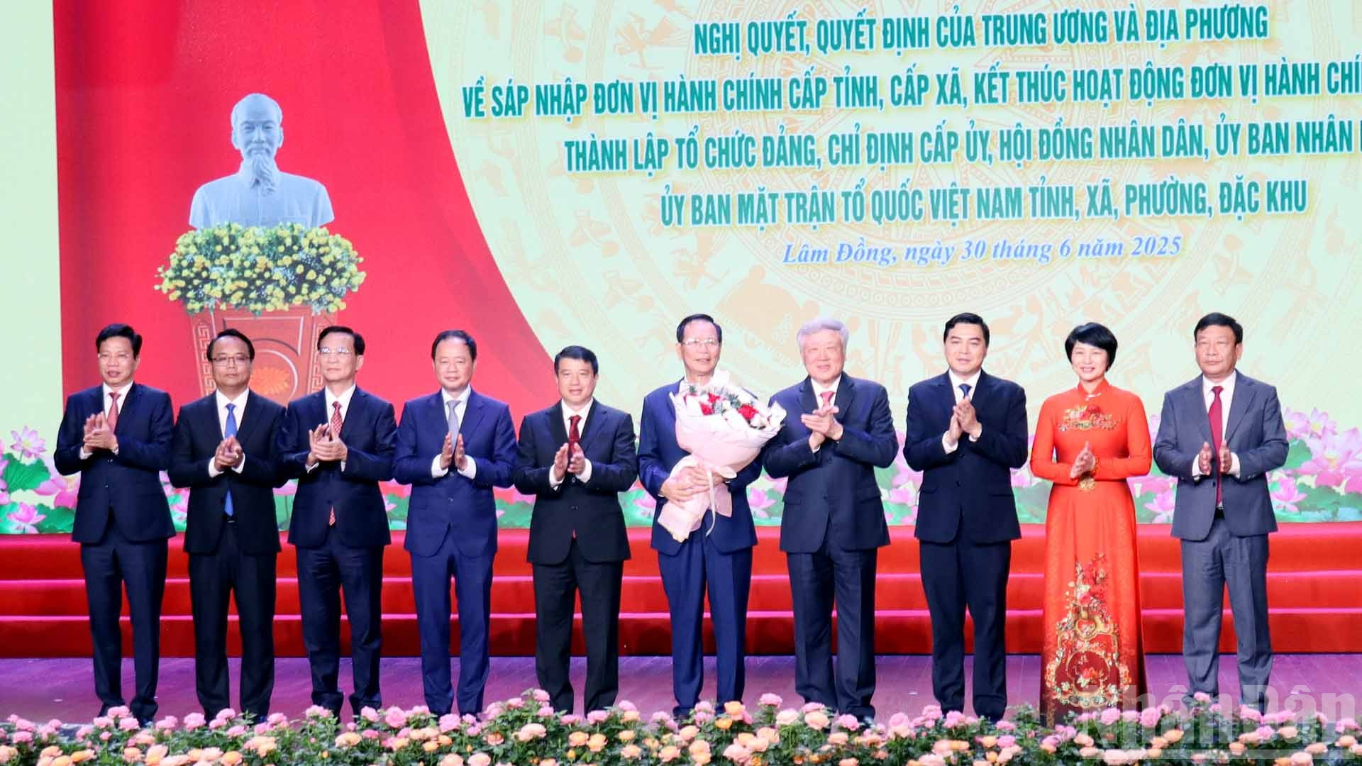 Phó Thủ tướng Thường trực Chính phủ Nguyễn Hoà Bình và Thường trực Tỉnh ủy Lâm Đồng tặng hoa chia tay đồng chí Ngô Thanh Danh, Bí thư Tỉnh ủy, Trưởng Đoàn đại biểu Quốc hội tỉnh Đắk Nông. ndo_br_15.jpg