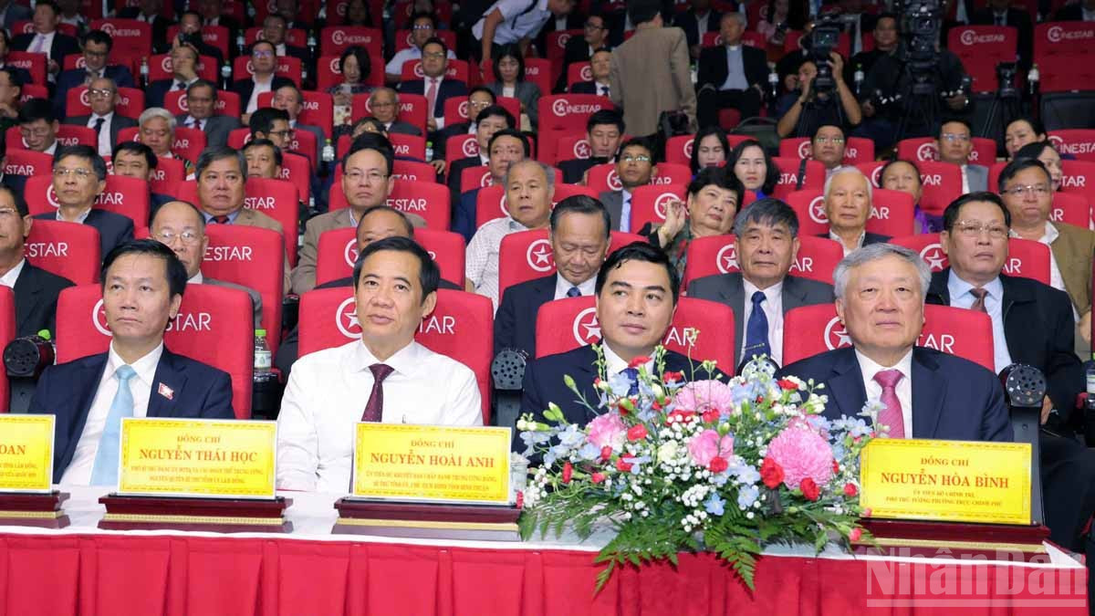 Đồng chí Nguyễn Hòa Bình, Ủy viên Bộ Chính trị, Phó Thủ tướng Thường trực Chính phủ và các đại biểu tại buổi lễ. ndo_br_5.jpg