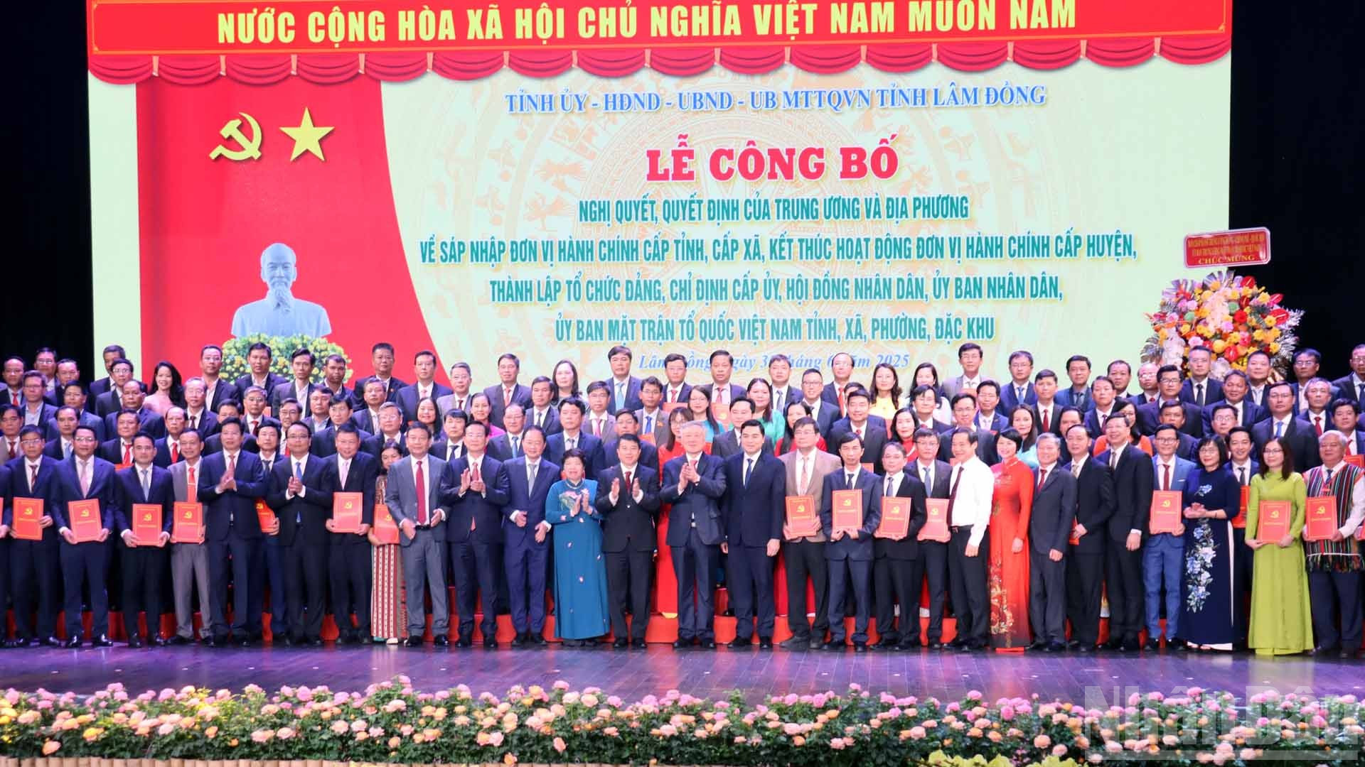 Đồng chí Nguyễn Hòa Bình và lãnh đạo bộ, ngành Trung ương, tỉnh Lâm Đồng cùng lãnh đạo các xã, phường, đặc khu tỉnh Lâm Đồng. ndo_br_19.jpg