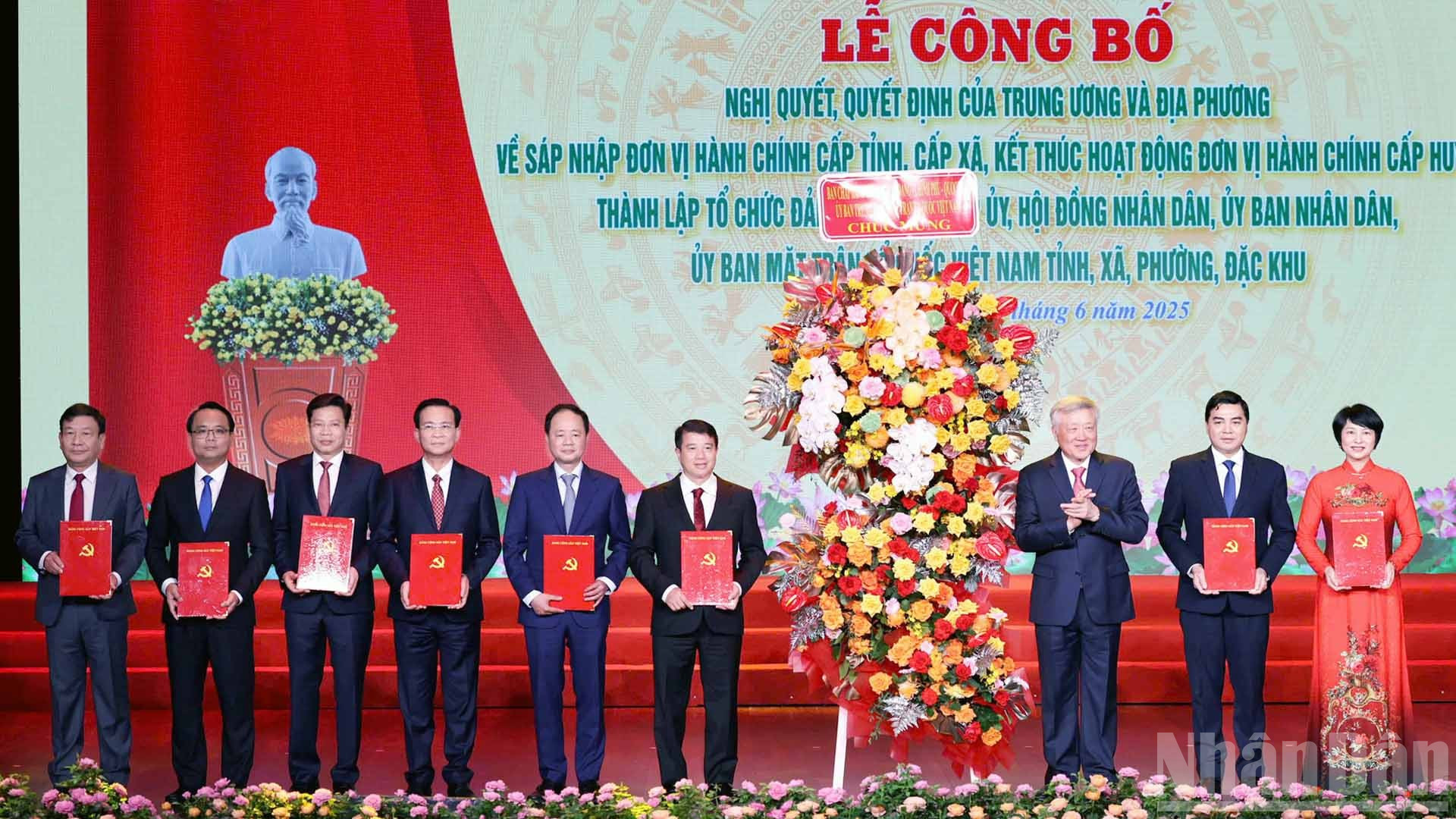 Đồng chí Nguyễn Hòa Bình trao các nghị quyết, quyết định của Trung ương cho các chức danh chủ chốt tỉnh Lâm Đồng. ndo_br_3.jpg