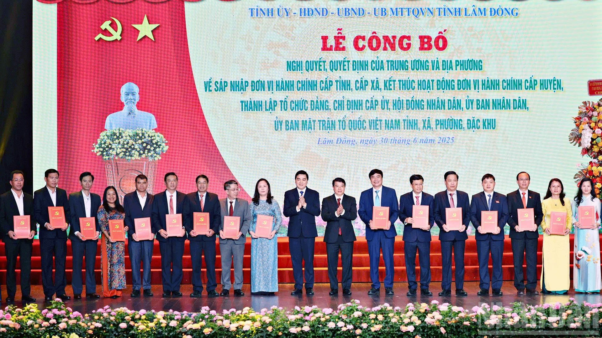Đồng chí Y Thanh Hà Niê Kđăm, Ủy viên Trung ương Đảng, Bí thư Tỉnh ủy, Trưởng Đoàn đại biểu Quốc hội khóa XV tỉnh Lâm Đồng, và đồng chí Nguyễn Hoài Anh, Ủy viên dự khuyết Trung ương Đảng, Phó Bí thư Thường trực Tỉnh ủy Lâm Đồng trao các nghị quyết, quyết định của Trung ương cho các đồng chí Bí thư Đảng ủy; lãnh đạo xã, phường, đặc khu trên địa bàn tỉnh Lâm Đồng. ndo_br_xa.jpg