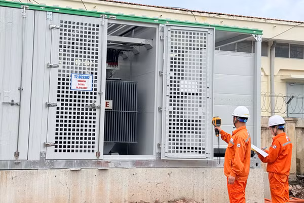 Công nhân kiểm tra hệ thống pin lưu trữ tại Trạm biến áp 110kV Song Khê, Bắc Ninh. (Ảnh: LÊ CHI)