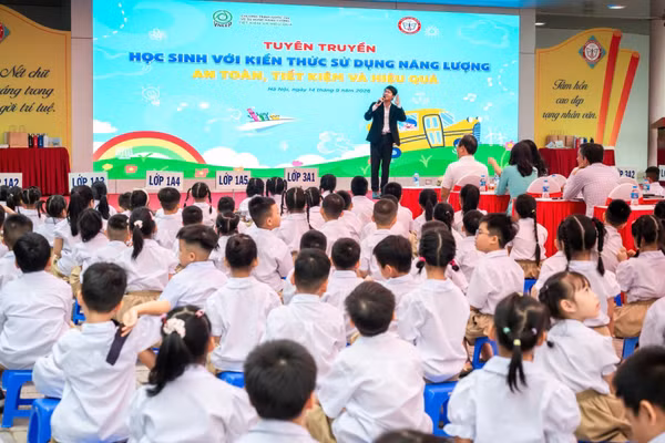 Gần 1.000 học sinh tham gia chương trình tìm hiểu về kiến thức sử dụng năng lượng an toàn, tiết kiệm, hiệu quả. (Ảnh: Ban Tổ chức cung cấp)