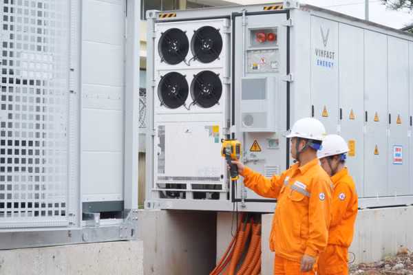 Hệ thống pin lưu trữ năng lượng (BESS) tại Bắc Ninh góp phần tăng khả năng điều tiết, hỗ trợ lưới điện trong những thời điểm phụ tải tăng cao. (Ảnh: EVNNPC cung cấp)