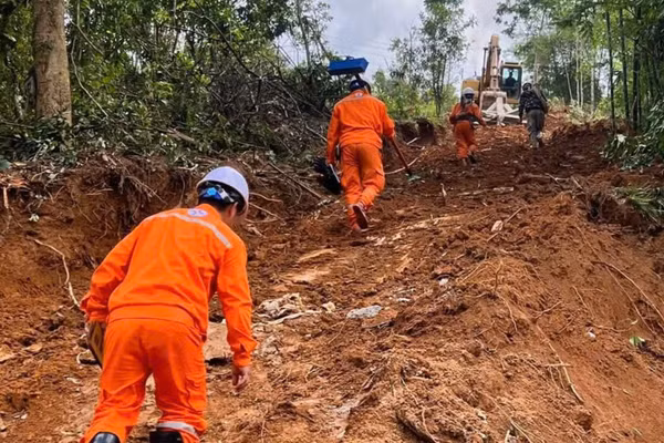 Nhóm công tác Công ty Điện lực Thanh Hóa kiểm tra và xử lý cột bị đổ gãy do mưa lớn gây ra sạt lở. (Ảnh: EVNNPC cung cấp)