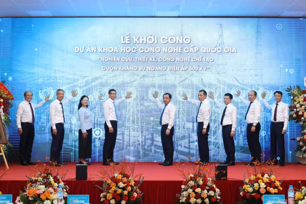 Các đại biểu thực hiện nghi thức khởi công dự án khoa học công nghệ cấp Quốc gia "Nghiên cứu, thiết kế, công nghệ chế tạo cuộn kháng bù ngang điện áp 500kV". (Ảnh: NGỌC TUẤN)