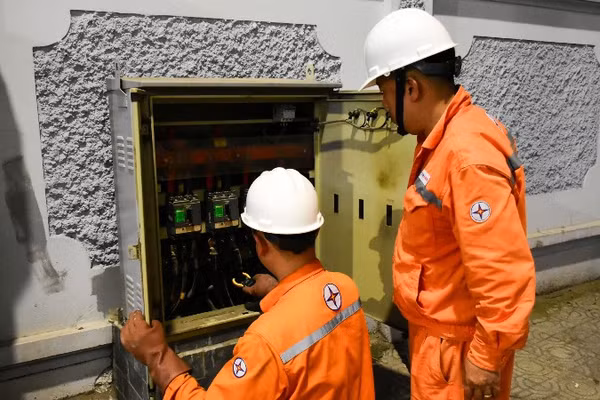 Kiểm tra hệ thống cáp, aptomat và các điểm tiếp xúc, bảo đảm hệ thống điện vận hành an toàn, ổn định 