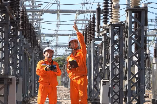 Nhân viên vận hành kiểm tra thiết bị tại Trạm biến áp 220kV Quy Nhơn, Gia Lai. 