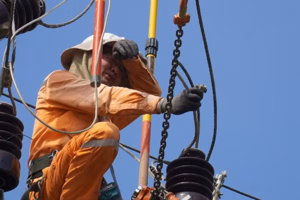 EVNNPC đang tập trung huy động tối đa nhân lực, vật tư, tăng cường kiểm tra vận hành lưới điện, chủ động các phương án xử lý sự cố.