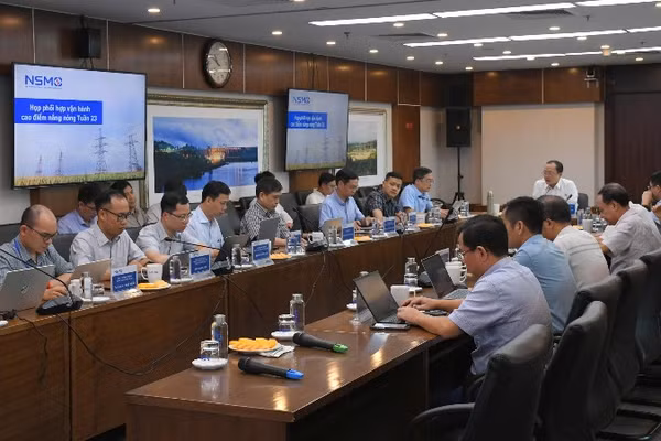 Tại cuộc họp do Công ty TNHH MTV Vận hành hệ thống điện và thị trường điện Quốc gia (NSMO) chủ trì mới đây, các đơn vị ngành điện đã thống nhất giải pháp bảo đảm cung cấp điện trong cao điểm hè. 