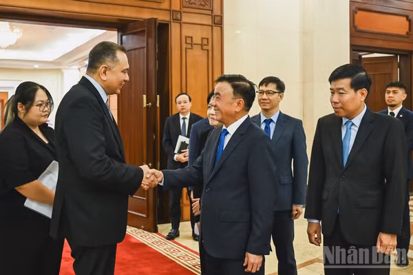 Thường trực Ban Bí thư Trần Cẩm Tú tiếp ông Christopher Pragasam, Cục trưởng Cục Công vụ, kiêm Giám đốc điều hành Trường Công vụ Quốc tế Singapore. (Ảnh: DUY LINH)