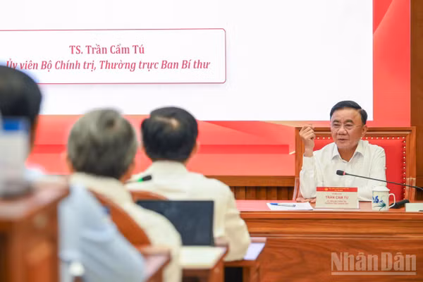 Thường trực Ban Bí thư Trần Cẩm Tú giới thiệu và trao đổi chuyên đề: Xây dựng Đảng trong sạch, vững mạnh toàn diện, “là đạo đức, là văn minh”, đảm đương sứ mệnh lãnh đạo, cầm quyền trong kỷ nguyên phát triển mới. (Ảnh: THẾ ĐẠI)