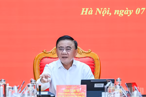 Đồng chí Trần Cẩm Tú, Ủy viên Bộ Chính trị, Thường trực Ban Bí thư, Bí thư Đảng ủy các cơ quan Đảng Trung ương chủ trì Hội nghị Ban Thường vụ Đảng ủy. (Ảnh: DUY LINH)