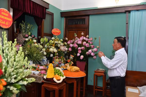 Thường trực Ban Bí thư Trần Cẩm Tú dâng hương tưởng niệm Chủ tịch Hồ Chí Minh tại Di tích Nhà 67, Khu di tích Chủ tịch Hồ Chí Minh tại Phủ Chủ tịch. (Ảnh do khu di tích cung cấp)