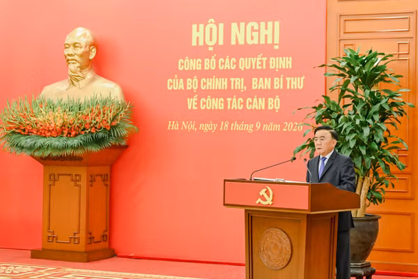 Thường trực Ban Bí thư Trần Cẩm Tú phát biểu chúc mừng và giao nhiệm vụ cho các đồng chí được phân công, điều động đảm nhiệm vị trí công tác mới. (Ảnh: DUY LINH)