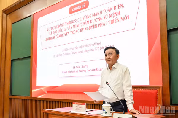 Đồng chí Trần Cẩm Tú, Ủy viên Bộ Chính trị, Thường trực Ban Bí thư giới thiệu và trao đổi chuyên đề Xây dựng Đảng với các đồng chí Ủy viên Trung ương Đảng (lớp thứ 2). (Ảnh: DUY LINH)