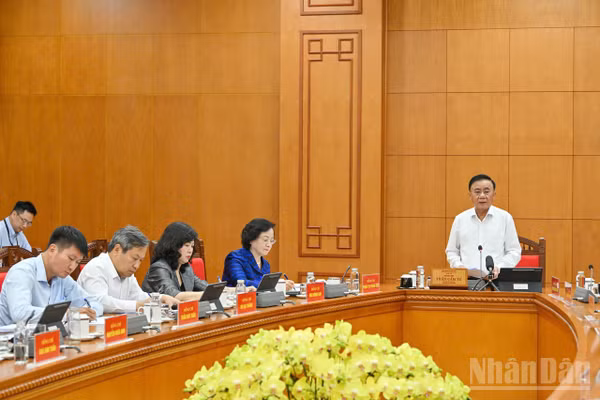 Thường trực Ban Bí thư Trần Cẩm Tú chủ trì làm việc với Đảng ủy Chính phủ và một số bộ, ngành về sơ kết một năm thực hiện Nghị quyết số 72-NQ/TW. (Ảnh: THỦY NGUYÊN)