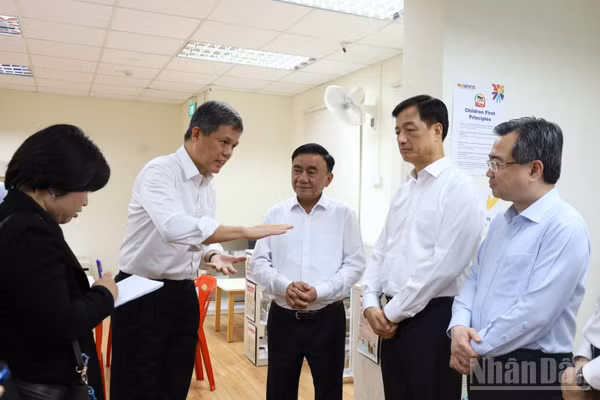 Phó Tổng Thư ký Đảng Hành động Nhân dân, Bộ trưởng Quốc phòng kiêm Bộ trưởng Điều phối dịch vụ công Chan Chun Sing giới thiệu với Thường trực Ban Bí thư Trần Cẩm Tú cách thức lãnh đạo Đảng Hành động Nhân dân Singapore tiếp xúc cử tri.
