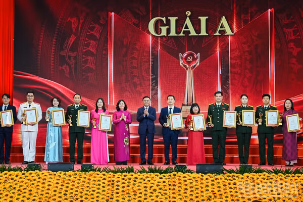 Thường trực Ban Bí thư Trần Cẩm Tú và Chủ tịch Ủy ban Trung ương Mặt trận Tổ quốc Việt Nam Bùi Thị Minh Hoài trao giải A cho các tác giả, nhóm tác giả. (Ảnh: DUY LINH)
