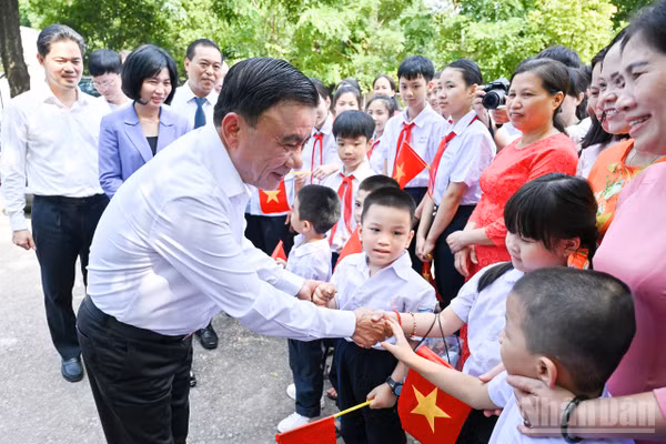 Thường trực Ban Bí thư tới thăm, tặng quà trẻ em Làng SOS Hà Nội, nhân dịp Tết Trung thu cổ truyền của dân tộc. (Ảnh: THỦY NGUYÊN)