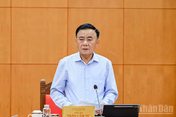 Thường trực Ban Bí thư Trần Cẩm Tú ký ban hành Quy định số 227-QĐ/TW, ngày 19/10/2026 về kiểm điểm và đánh giá, xếp loại chất lượng đối với tập thể, cá nhân trong hệ thống chính trị và trong toàn Đảng. (Ảnh: THỦY NGUYÊN)