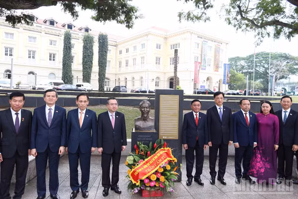Thường trực Ban Bí thư Trần Cẩm Tú cùng Đoàn đại biểu cấp cao Việt Nam tới dâng hoa tưởng niệm Chủ tịch Hồ Chí Minh tại tượng Chủ tịch Hồ Chí Minh trong khuôn viên Bảo tàng Văn minh châu Á.