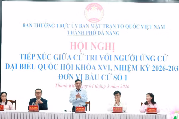 Thường trực Ban Bí thư Trần Cẩm Tú và các ứng viên đại biểu Quốc hội khóa XVI, đơn vị bầu cử số 1, thành phố Đà Nẵng.
