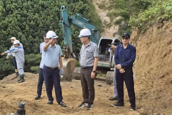 Giám đốc NPMB Nguyễn Khắc Nhân kiểm tra hiện trường thi công Dự án đường dây 220kV Than Uyên-Lào Cai. (Ảnh: PHƯƠNG LINH)