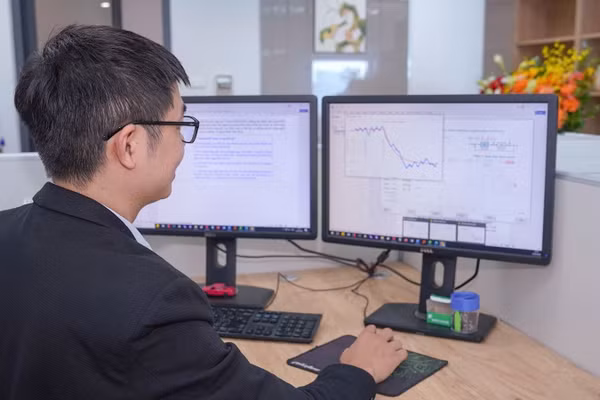 Tiến sĩ Nguyễn Tiến Sáng nghiên cứu SmartPID Tuner - sản phẩm mang dấu ấn khát vọng làm chủ công nghệ của kỹ sư EVNGENCO1. (Ảnh: PHƯƠNG THẢO)