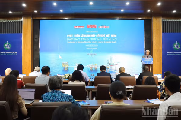 Toàn cảnh diễn đàn “Phát triển công nghiệp dầu khí Việt Nam: bảo đảm tăng trưởng bền vững”. (Ảnh: LÊ CHI)