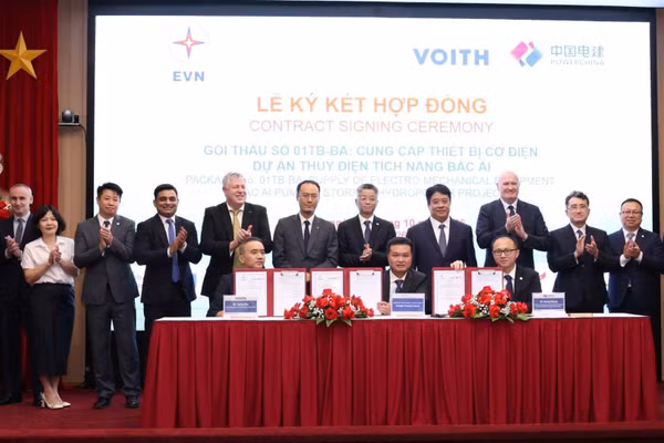 EVN và liên danh các nhà thầu ký kết hợp đồng cung cấp thiết bị cơ điện dự án Thủy điện tích năng Bác Ái. (Ảnh: EVN cung cấp)