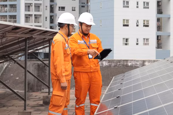 Những công trình sử dụng nhiều điện vào ban ngày sẽ có điều kiện thuận lợi để khai thác nguồn điện mặt trời ngay khi hệ thống phát điện. (Ảnh: EVNHANOI cung cấp)