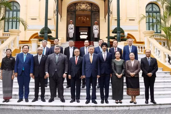 Tổng Bí thư, Chủ tịch nước Tô Lâm và Đại sứ, Đại biện các nước ASEAN tại Hà Nội. (Ảnh: TTXVN)