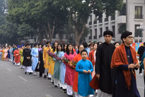 Các bạn trẻ mặc áo dài truyền thống trong chương trình "Tết Việt - Tết phố". (Ảnh: VGP)