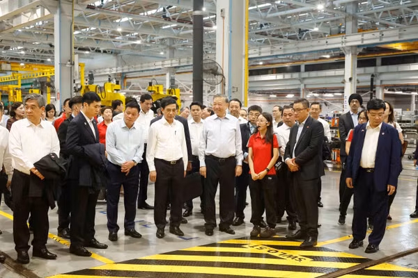 Tổng Bí thư, Chủ tịch nước Tô Lâm thăm Trung tâm Thử nghiệm Đường sắt Singapore. (Ảnh: TTXVN)