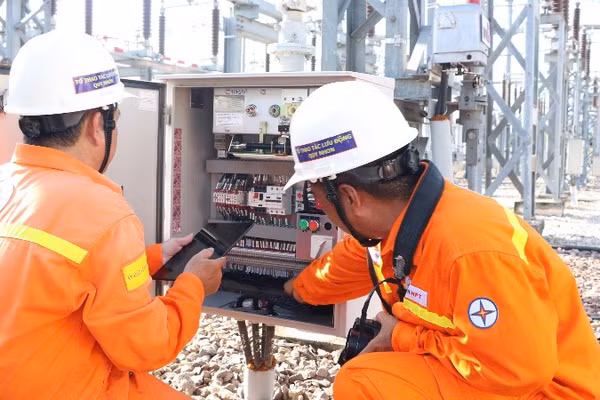 Nhân viên vận hành kiểm tra thiết bị tại Trạm biến áp 220kV Quy Nhơn.