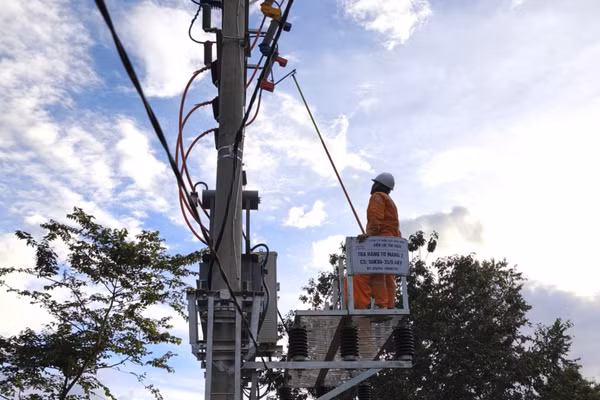 Nhân viên Điện lực Tủa Chùa thao tác đóng điện, đưa điện lưới quốc gia về bản trong chương trình “Bừng sáng Điện Biên” tại xã Tủa Chùa, tỉnh Điện Biên.