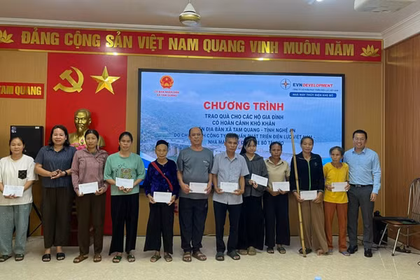 Lãnh đạo Công ty cổ phần Phát triển Điện lực Việt Nam trao phần quà hỗ trợ cho các gia đình khó khăn. (Ảnh: HIẾU MINH)