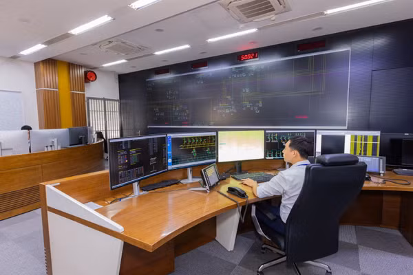 Điều độ viên Trung tâm Điều độ hệ thống điện miền nam đang thực hiện nhiệm vụ.