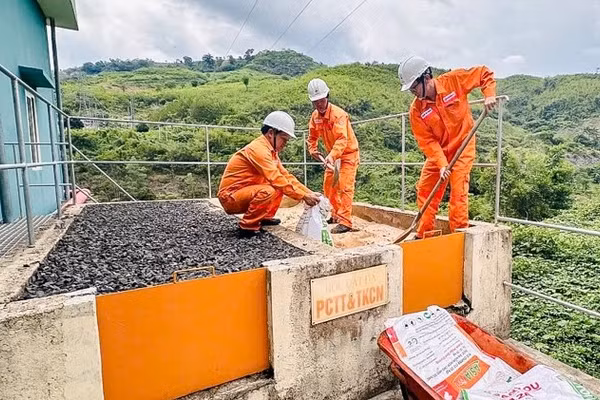 Các đơn vị khẩn trương triển khai các phương án ứng phó, đặt mục tiêu bảo đảm an toàn cho người, công trình, thiết bị và duy trì sản xuất điện an toàn, liên tục. (Ảnh: EVNGENCO1)