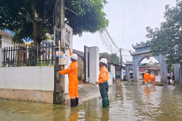 Kiểm tra hệ thống, phòng tránh các nguy cơ mất an toàn điện. (Ảnh: EVNHANOI)