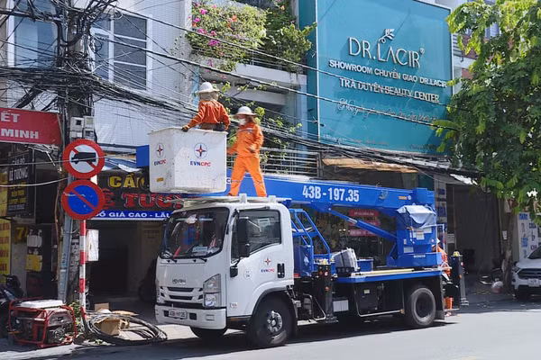 Tăng cường kiểm tra, rà soát và củng cố hệ thống điện trước mùa mưa bão. (Ảnh: LÊ CHI)