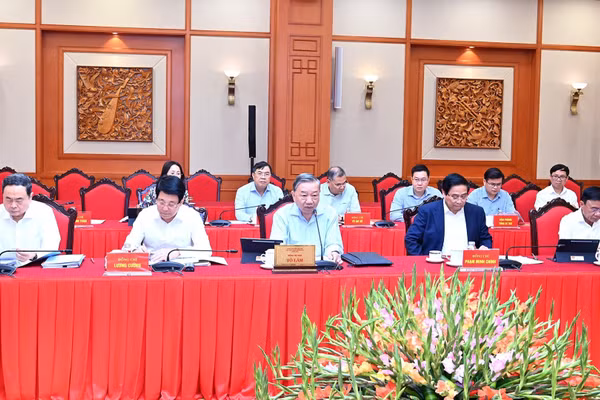 Bộ Chính trị làm việc với các Đảng ủy trực thuộc Trung ương về tổ chức Đại hội Đảng nhiệm kỳ 2025-2030. (Ảnh: ĐĂNG KHOA)