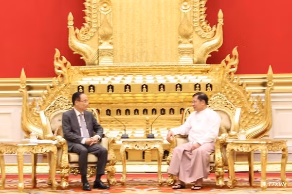 Trong khuôn khổ chuyến thăm Myanmar, đồng chủ trì Kỳ họp lần thứ 10 Ủy ban hỗn hợp về hợp tác song phương, ngày 26/8/2026, đồng chí Lê Hoài Trung, Ủy viên Bộ Chính trị, Bộ trưởng Ngoại giao có các cuộc hội kiến Tổng thống Cộng hòa Liên bang Myanmar Min Aung Hlaing. (Ảnh: TTXVN)