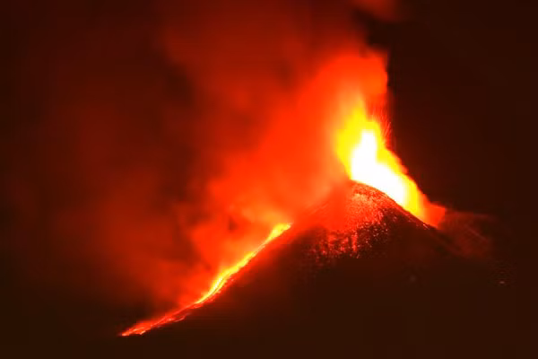 Núi lửa Etna phun trào. (Ảnh: Tân Hoa xã).