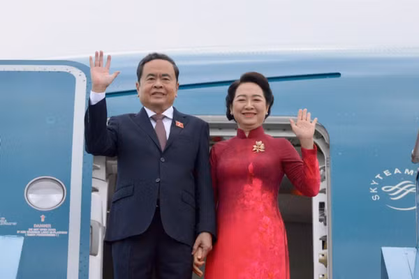 Chủ tịch Quốc hội và Phu nhân lên đường thăm chính thức Hàn Quốc và Mông Cổ. (Ảnh: TTXVN)