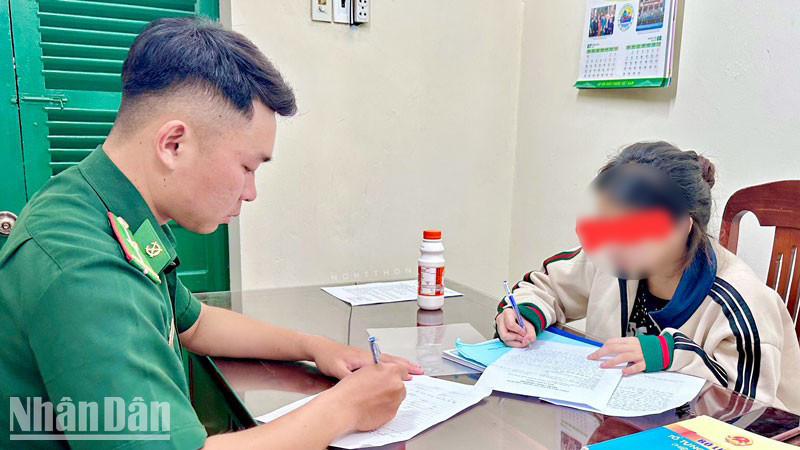 Cán bộ Bộ đội Biên phòng làm việc ban đầu với cháu Ng. D. Th.